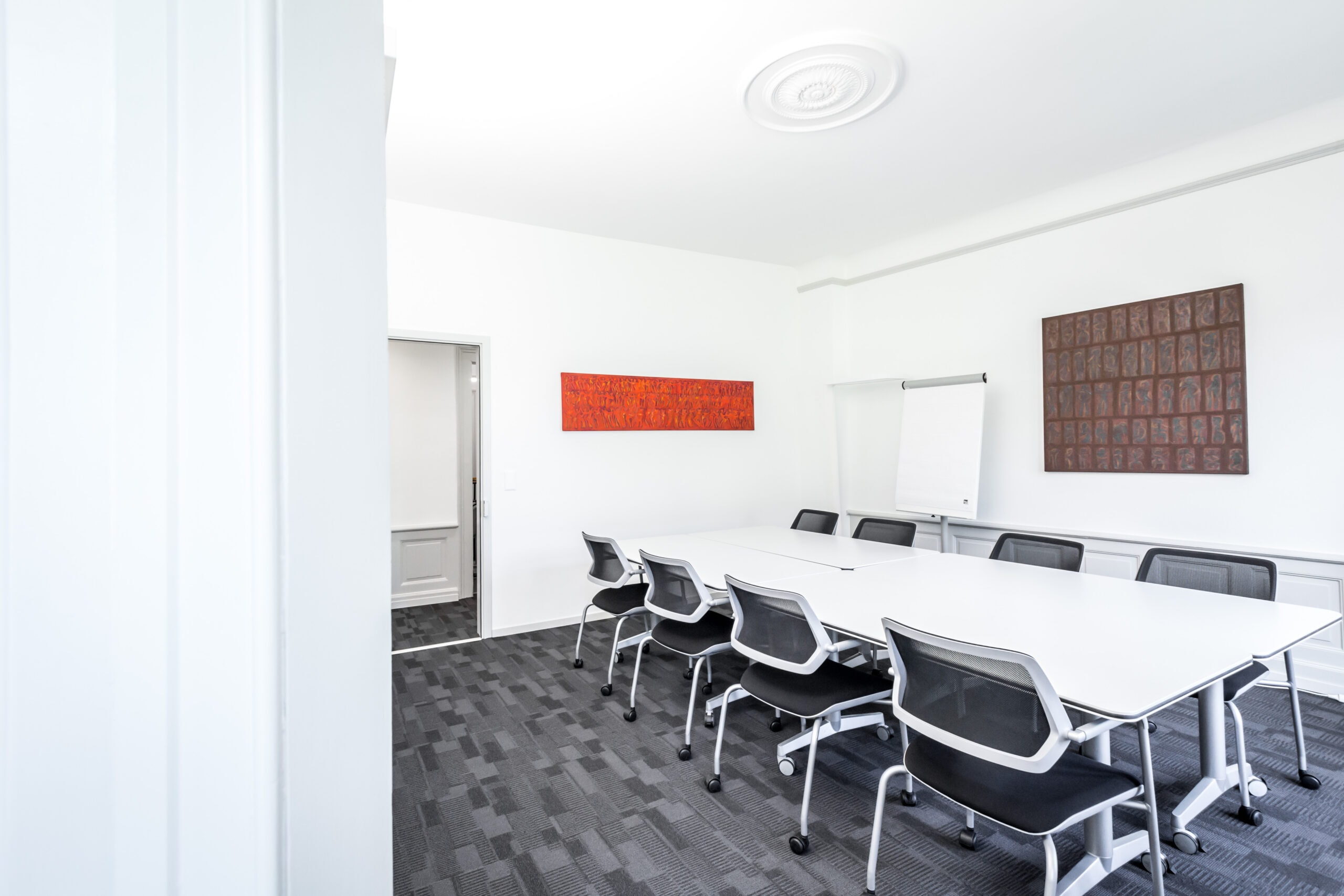 Meeting room Zurich Bright meeting room with paintings on the wall