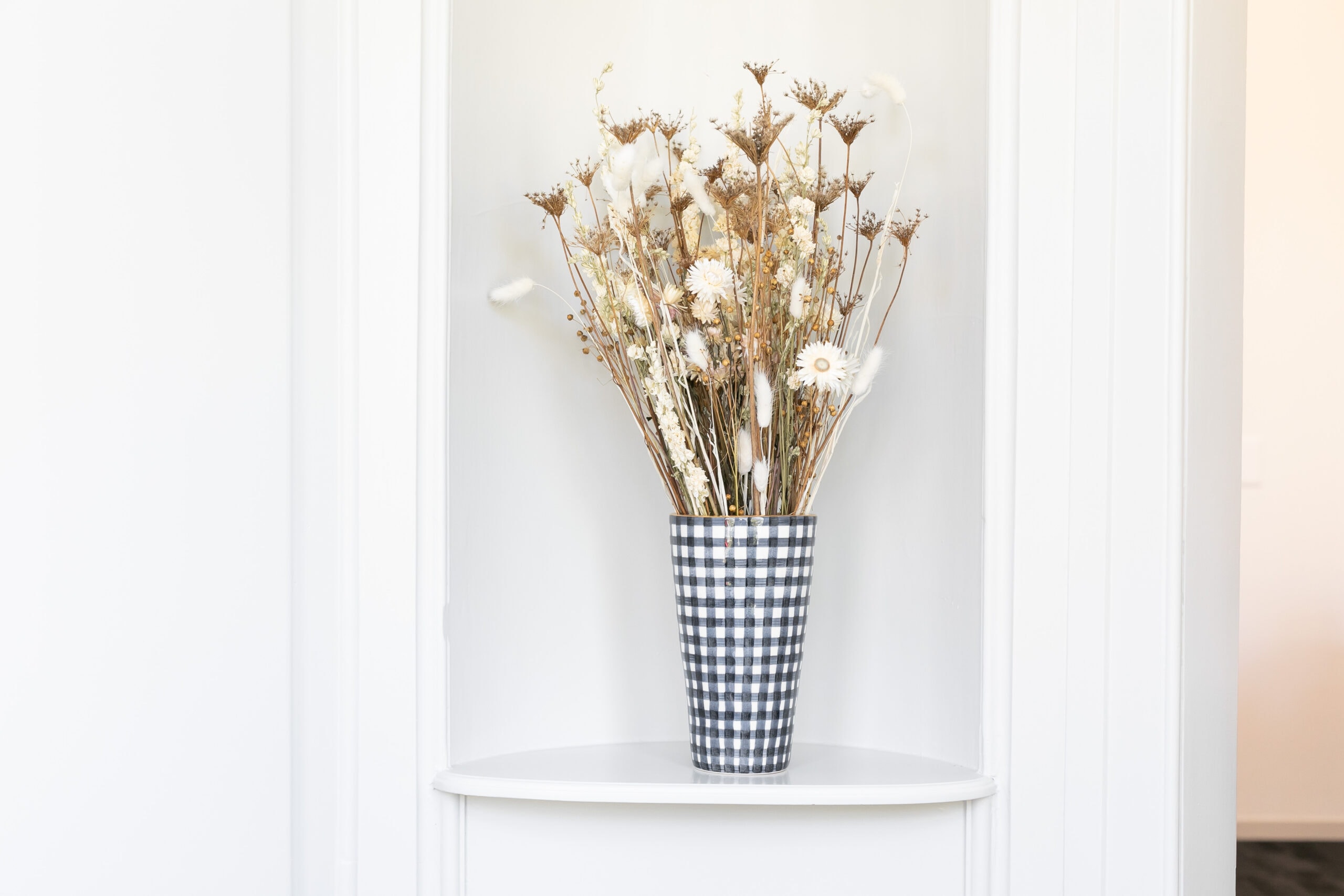 Bouquet Bouquet of dried flowers as decoration in office