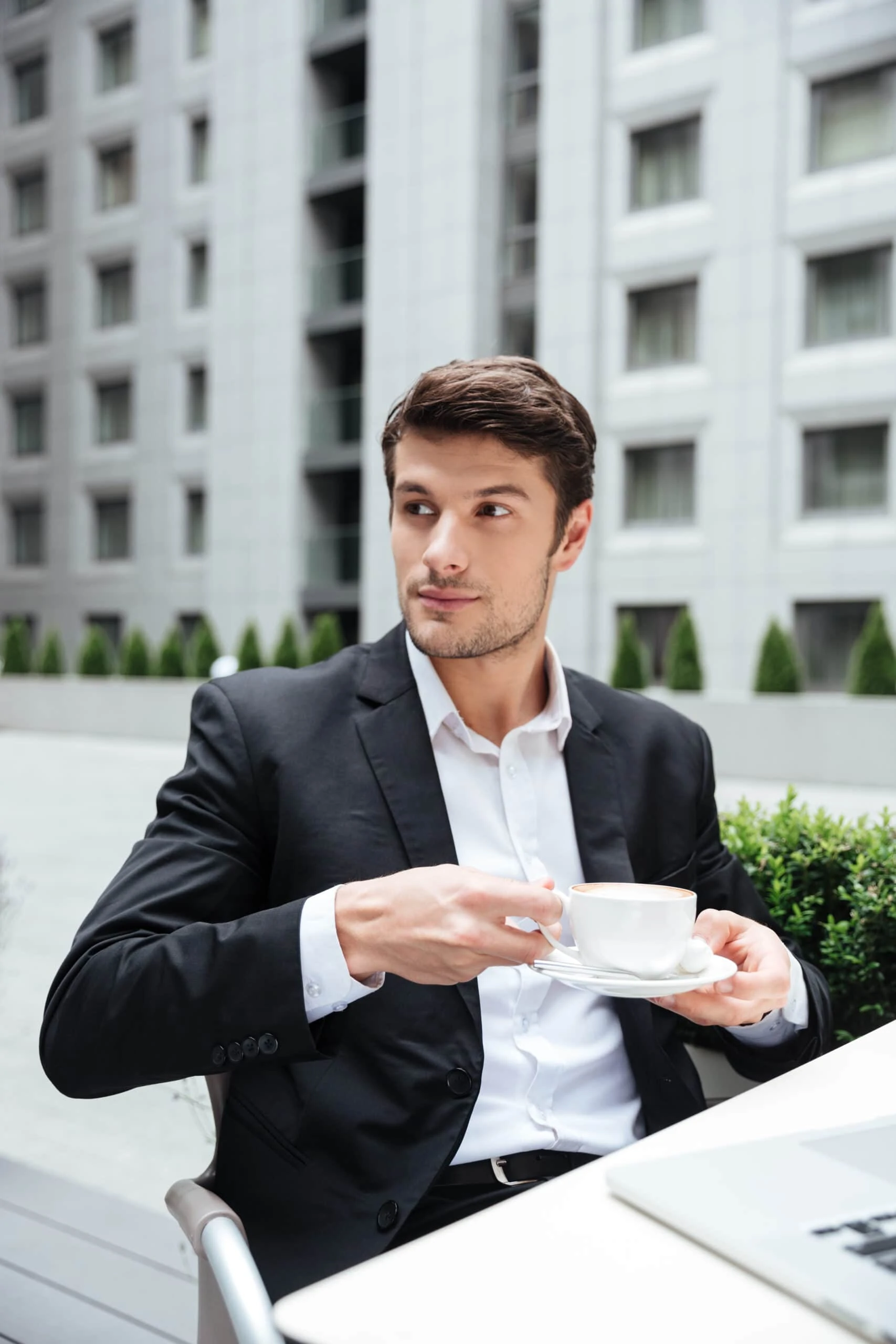 Mann trinkt Kaffee im Büro