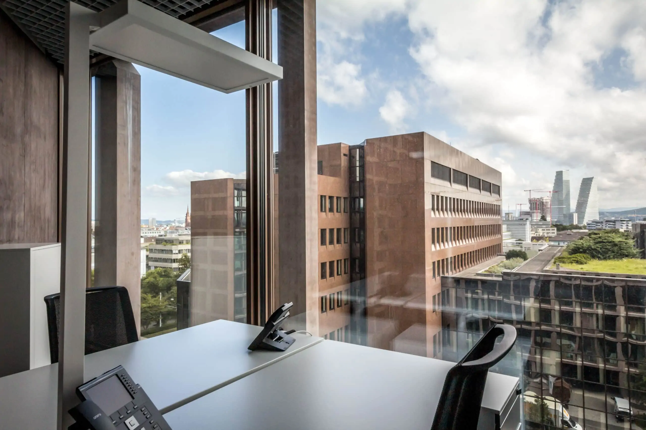 Bürotisch steht direkt an grosser Fensterfront mit Ausblick