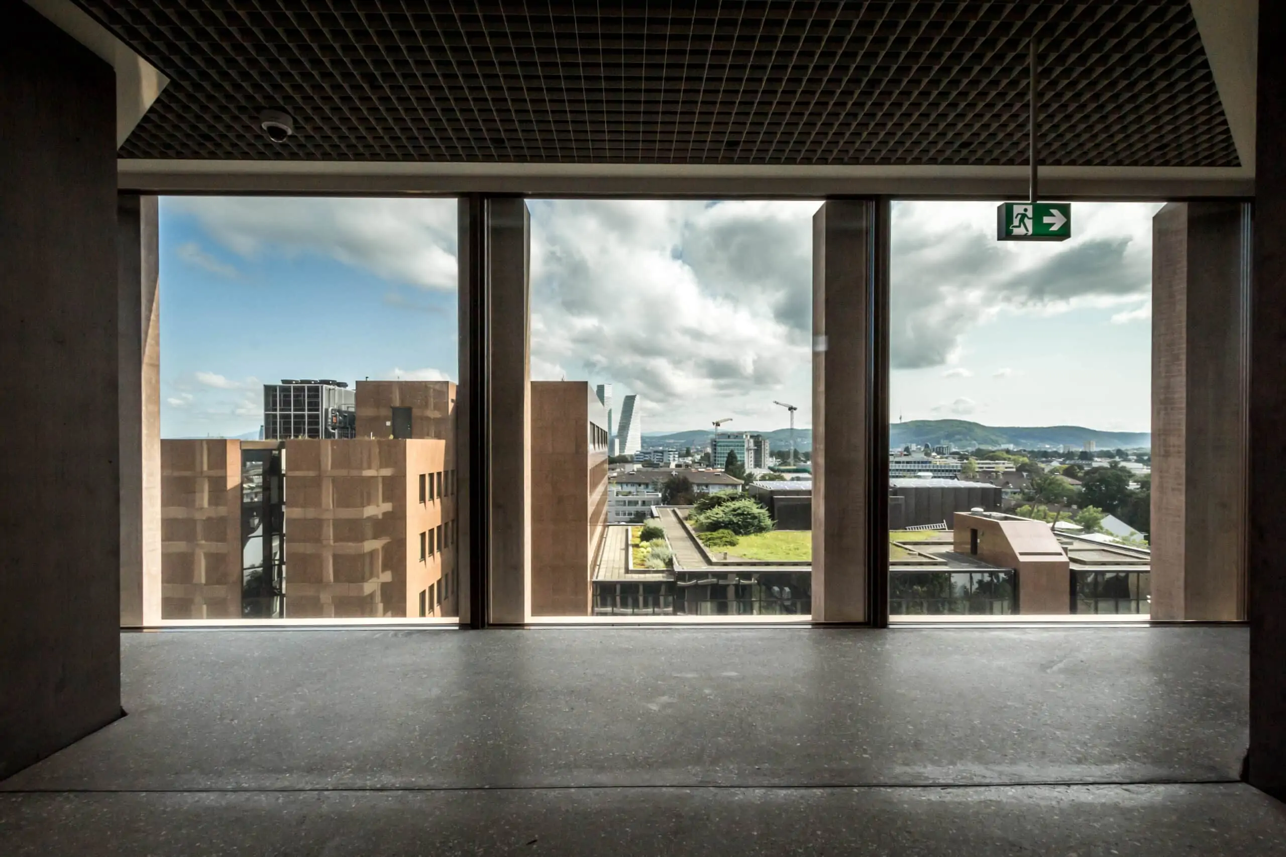 Helle Gang mit Fensterfront und Blick auf Basel