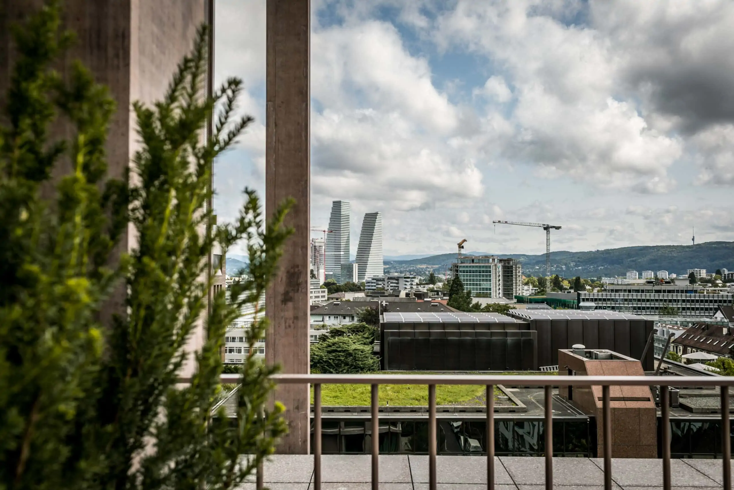 Ausblick über Basel und auf Roche Tower von Büro 