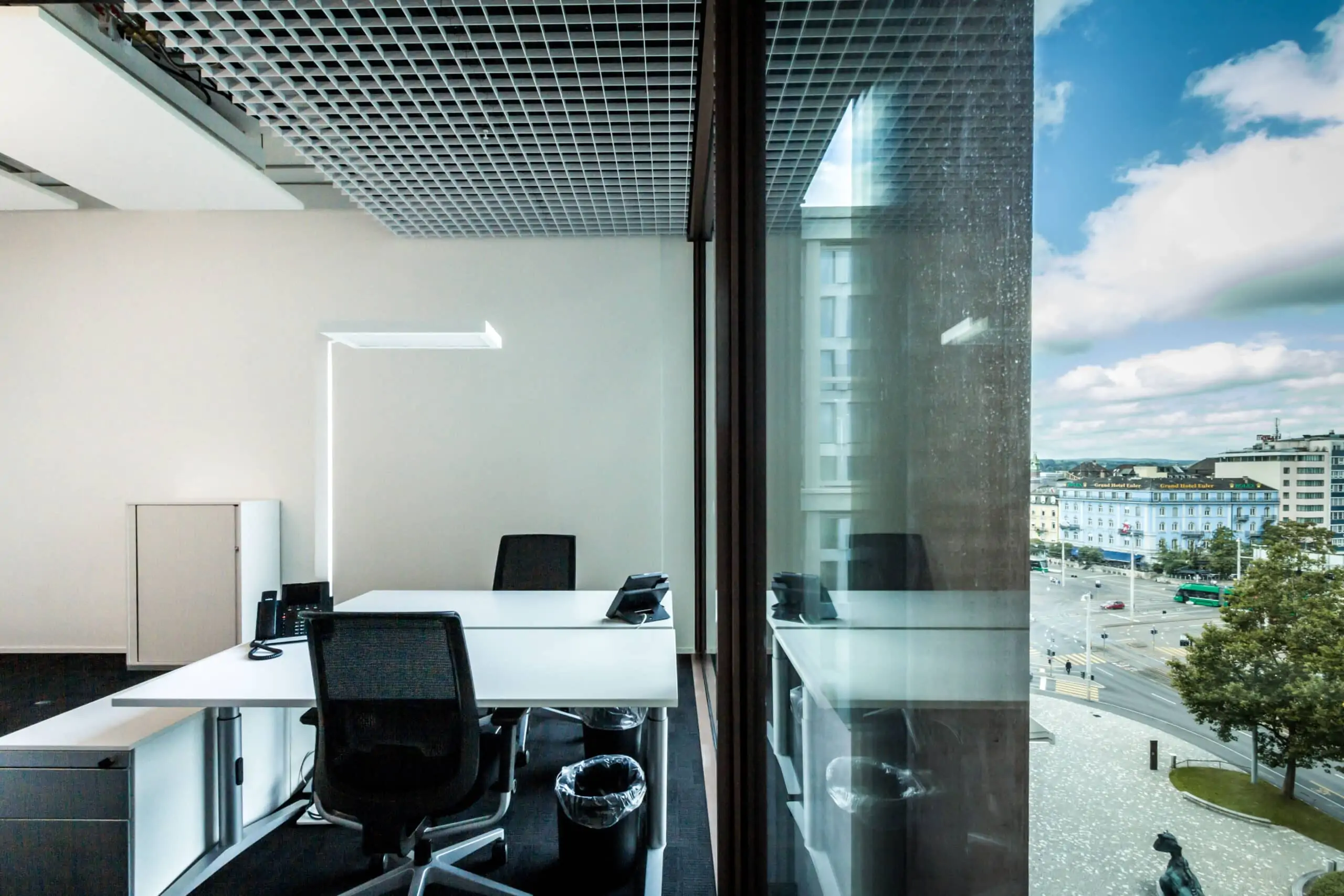 Helles Büro in Basel mit Blick auf die Stadt