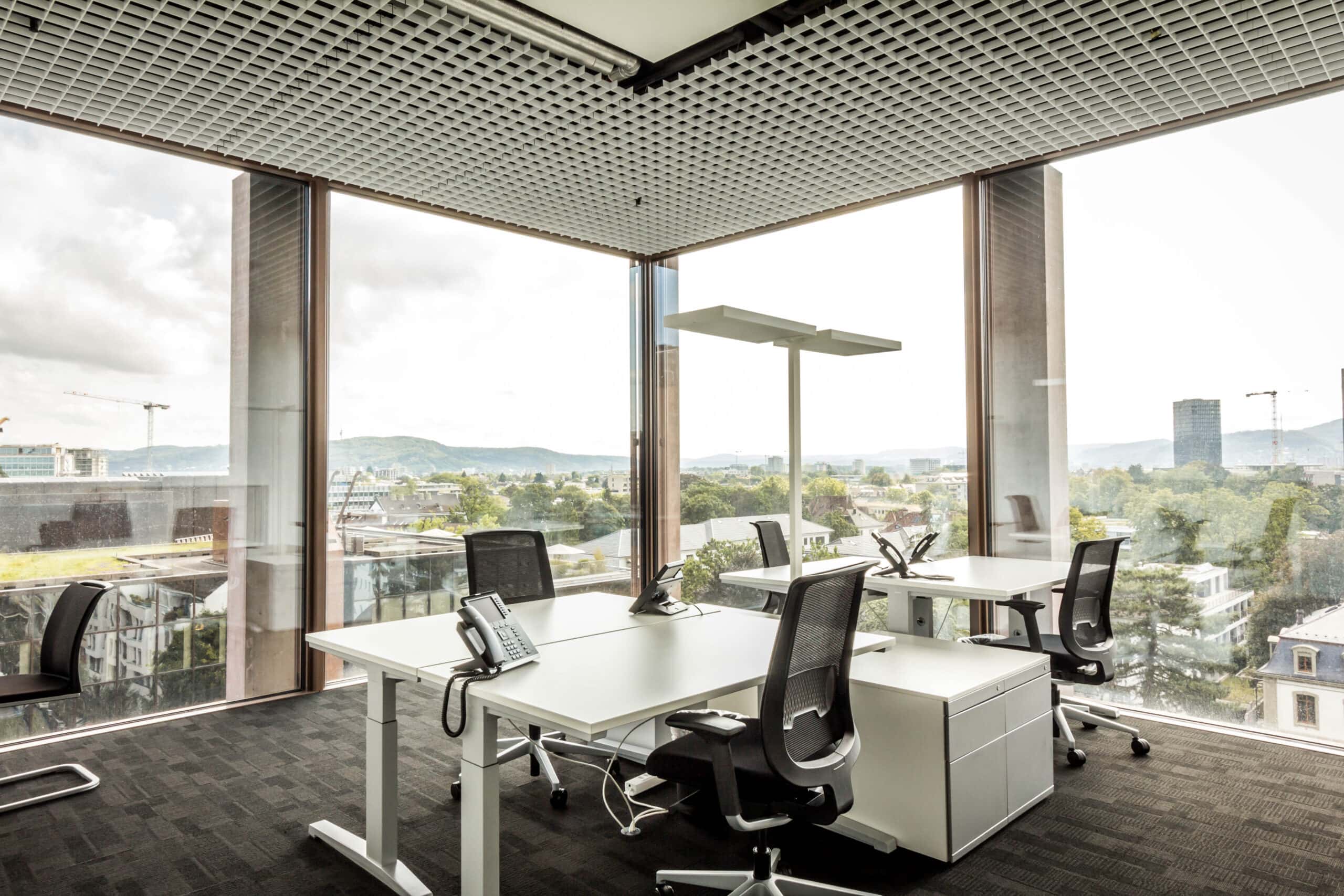 Basel Teambüro mit grossen Fenstern