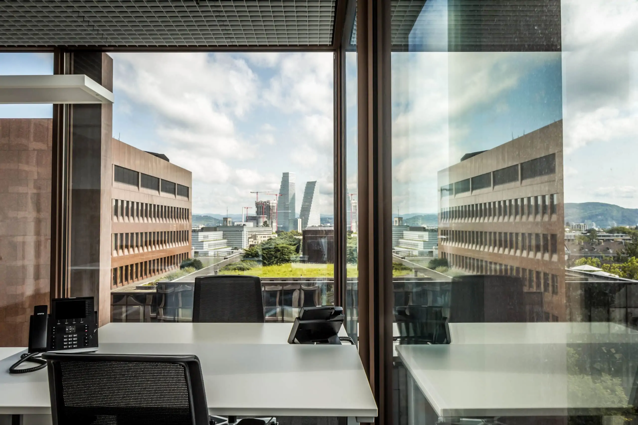 Ausblick über Basel durch grosse Fensterfront im Büro 